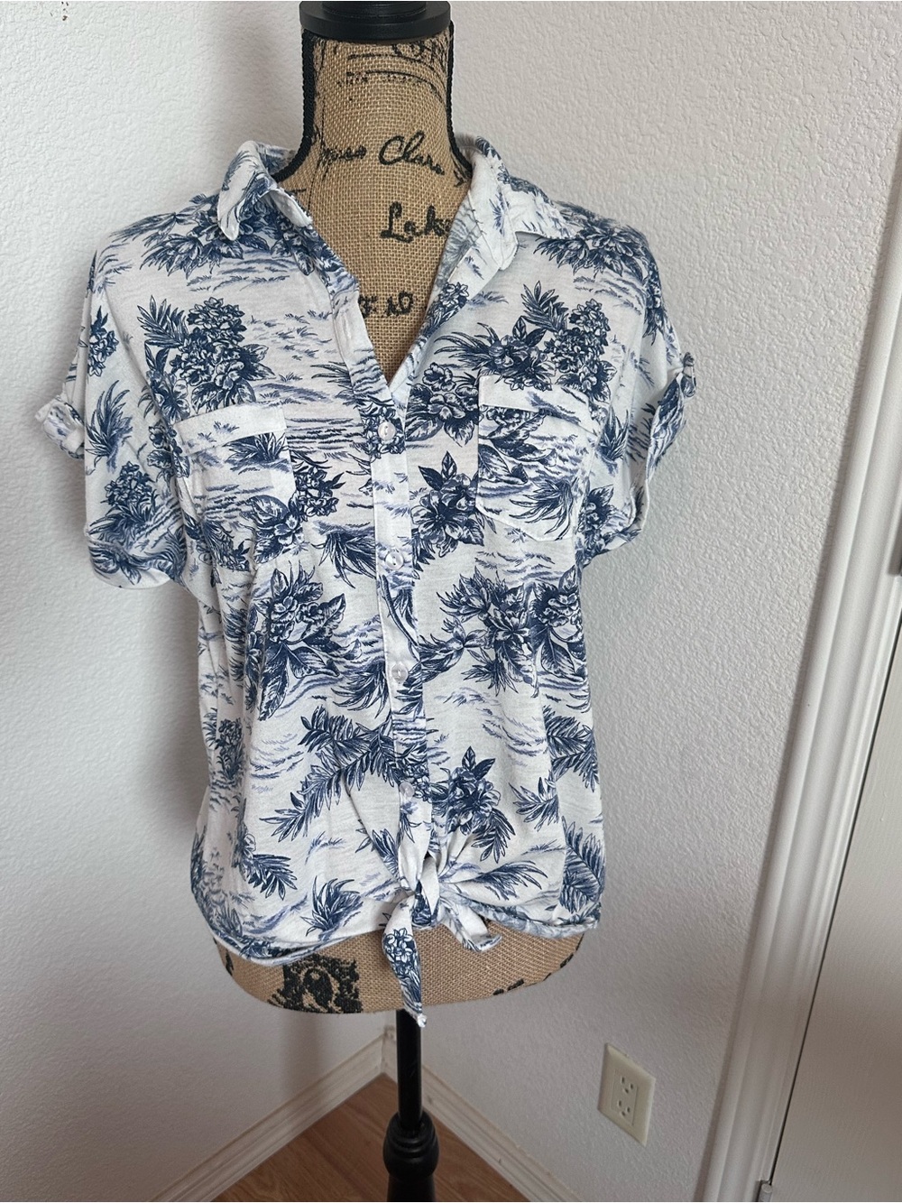 Eden & Olivia White and Blue Floral Button-Front Tie Shirt